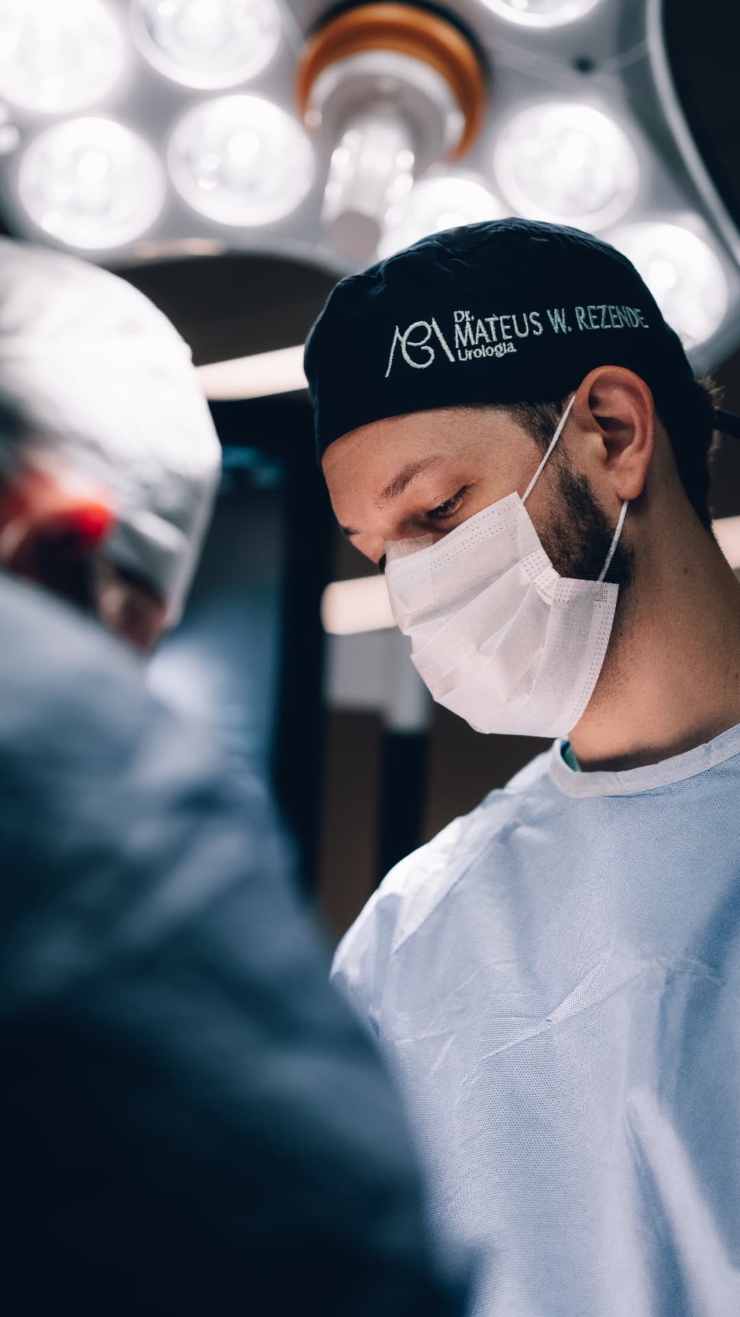 Dr. Mateus W. Rezende, urologista, em centro cirúrgico